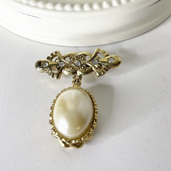 Vintage Avon Brooch Romantic Rhinestone Faux Pearl Gold tone Pin Victorian - Picture 1 of 16